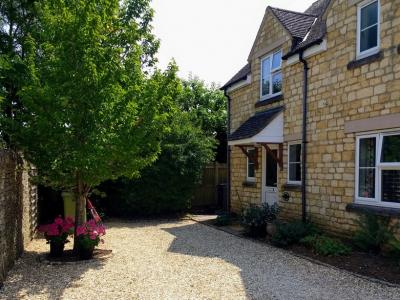 RECENT ENTRY 1778 Gloucestershire : for school holidays : sleeps 6