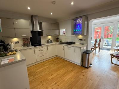 1925 East Kilbride :- flexible timing : sleeps 8